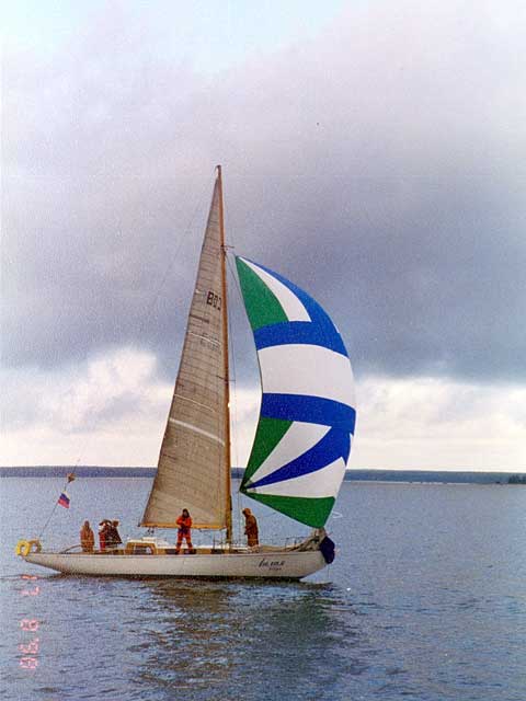 Яхта Лилия - первый спинакер
