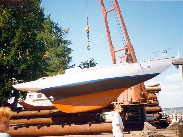 Яхта Лилия - триколор